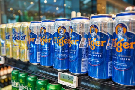 Téléchargez les photos : SINGAPOUR - 20 JANVIER 2020 : Des canettes de bière Tiger exposées à Jasons Deli the Shoppes à Marina Bay Sands. Jasons Deli est un supermarché et une épicerie fine. - en image libre de droit