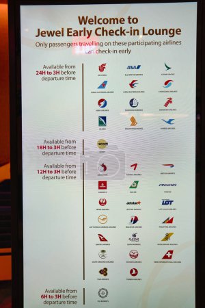 Foto de SINGAPUR - CIRCA ENERO 2020: primer plano de la pantalla de información digital en el Aeropuerto Internacional de Singapur Changi. - Imagen libre de derechos