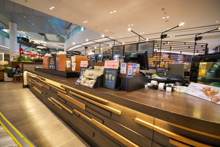 Téléchargez les photos : SINGAPOUR - CIRCA JANVIER 2020 : zone de vente du café Starbucks à l'aéroport Changi de Singapour. - en image libre de droit