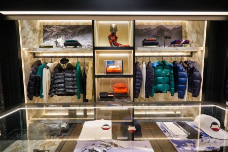 Téléchargez les photos : SINGAPOUR - 21 JANVIER 2020 : vêtements exposés au magasin Moncler à l'aéroport Changi de Singapour. Moncler S.p.A est une marque de vêtements principalement connu pour ses vêtements de ski. - en image libre de droit