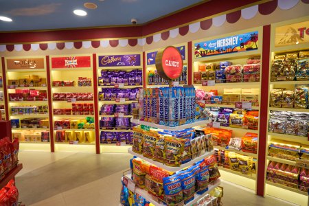 Foto de SINGAPUR - CIRCA ENERO 2020: dulces en exhibición en la tienda en Singapur Changi Aeropuerto. - Imagen libre de derechos