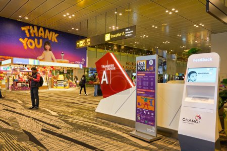 Téléchargez les photos : SINGAPOUR - CIRCA JANVIER 2020 : plan intérieur de l'aéroport Changi de Singapour. Changi Airport est un aéroport civil majeur qui dessert Singapour. - en image libre de droit