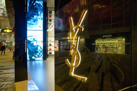 Foto de SINGAPUR - CIRCA ENERO 2020: primer plano de Yves Saint Laurent signo como se ve en la tienda en Singapur Changi Aeropuerto. - Imagen libre de derechos