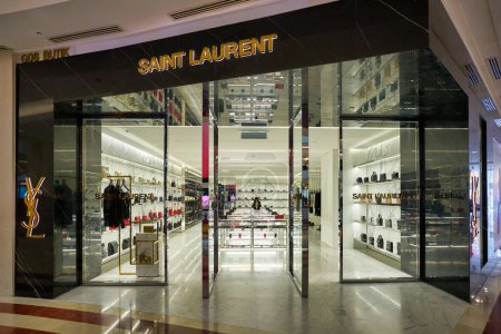 Foto de KUALA LUMPUR, MALASIA - CIRCA ENERO 2020: Tienda Yves Saint Laurent en el centro comercial Suria KLCC en Kuala Lumpur. - Imagen libre de derechos