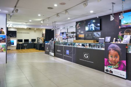 Téléchargez les photos : KUALA LUMPUR, MALAISIE - CIRCA JANVIER 2020 : plan intérieur du magasin Sony dans le centre commercial Suria KLCC à Kuala Lumpur. - en image libre de droit
