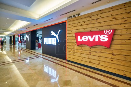 Téléchargez les photos : KUALA LUMPUR, MALAISIE - CIRCA JANVIER 2020 : Panneaux de Levi et Puma au centre commercial Suria KLCC à Kuala Lumpur. - en image libre de droit