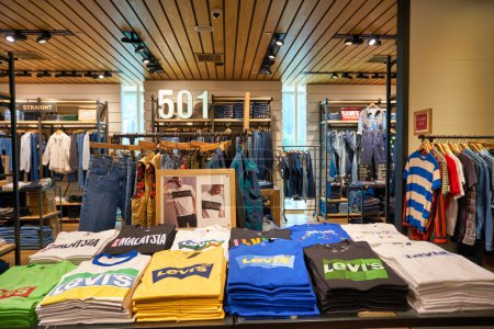 Téléchargez les photos : KUALA LUMPUR, MALAISIE - CIRCA JANVIER 2020 : plan intérieur du magasin Levi dans le centre commercial Suria KLCC à Kuala Lumpur. - en image libre de droit