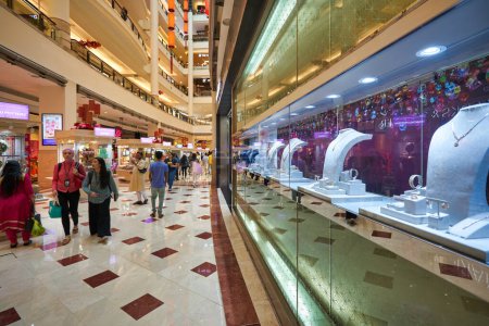 Téléchargez les photos : KUALA LUMPUR, MALAISIE - CIRCA JANVIER 2020 : divers exemples de bijoux exposés au centre commercial Suria KLCC à Kuala Lumpur. - en image libre de droit