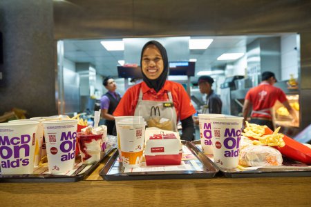 Foto de KUALA LUMPUR, MALASIA - CIRCA ENERO 2020: comida servida en bandejas en el restaurante McDonald 's en Kuala Lumpur. - Imagen libre de derechos