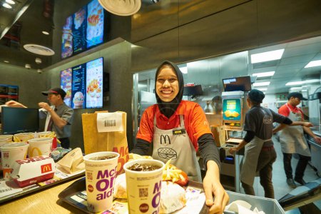 Foto de KUALA LUMPUR, MALASIA - CIRCA ENERO 2020: comida servida en bandejas en el restaurante McDonald 's en Kuala Lumpur. - Imagen libre de derechos