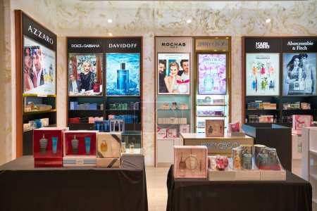 Téléchargez les photos : KUALA LUMPUR, MALAISIE - CIRCA JANVIER 2020 : parfums exposés au centre commercial Pavillon Kuala Lumpur. - en image libre de droit