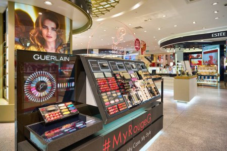 Téléchargez les photos : KUALA LUMPUR, MALAISIE - CIRCA JANVIER 2020 : produits de maquillage exposés au centre commercial Pavillon Kuala Lumpur. - en image libre de droit
