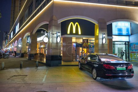 Foto de SHENZHEN, CHINA - CIRCA NOVIEMBRE, 2019: exterior del restaurante McDonald 's en Shenzhen por la noche. - Imagen libre de derechos