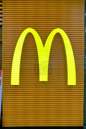 Foto de SHENZHEN, CHINA - CIRCA NOVIEMBRE, 2019: primer plano del cartel de los Arcos Dorados visto en el restaurante McDonald 's en Shenzhen. - Imagen libre de derechos