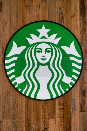 Téléchargez les photos : SHENZHEN, CHINE - CIRCA NOVEMBRE 2019 : plan rapproché du panneau Starbucks vu à Shenzhen. - en image libre de droit