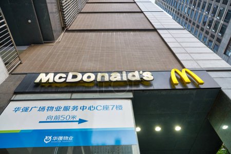 Foto de SHENZHEN, CHINA - CIRCA NOVIEMBRE, 2019: Señal de McDonald 's vista en un edificio en Shenzhen. - Imagen libre de derechos