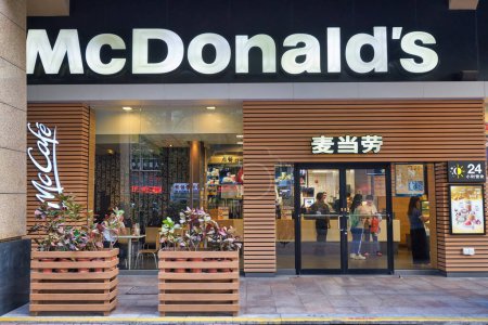 Foto de SHENZHEN, CHINA - CIRCA NOVIEMBRE, 2019: entrada al restaurante McDonald 's en Shenzhen - Imagen libre de derechos