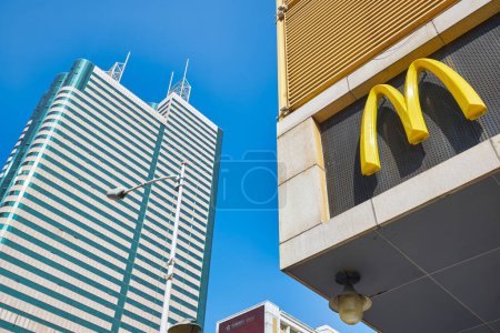Foto de SHENZHEN, CHINA - CIRCA NOVIEMBRE, 2019: el cartel de los Arcos Dorados visto en el restaurante McDonald 's en Shenzhen. - Imagen libre de derechos