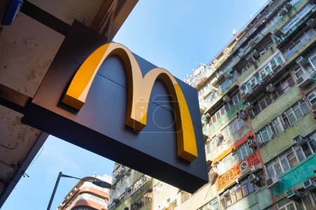 Foto de HONG KONG, CHINA - CIRCA DICIEMBRE DE 2019: el letrero de Golden Arches visto en el restaurante McDonald 's en Hong Kong. McDonald 's es mejor conocido por sus hamburguesas, hamburguesas con queso y papas fritas. - Imagen libre de derechos
