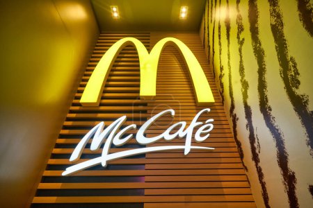 Foto de HONG KONG, CHINA - CIRCA DICIEMBRE DE 2019: el letrero de Golden Arches visto en el restaurante McDonald 's en Hong Kong. McDonald 's es mejor conocido por sus hamburguesas, hamburguesas con queso y papas fritas. - Imagen libre de derechos
