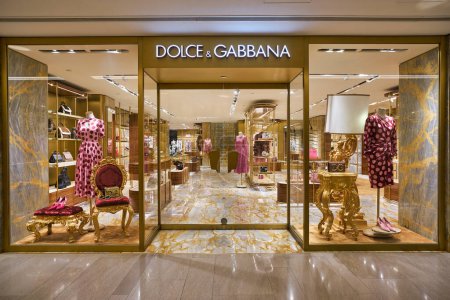 Téléchargez les photos : HONG KONG, CHINE - CIRCA DÉCEMBRE 2019 : Dolce & Gabbana signe au-dessus d'une entrée de magasin à Hong Kong - en image libre de droit