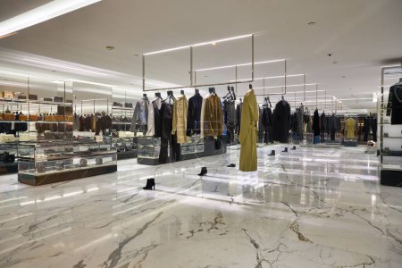 Foto de HONG KONG, CHINA - CIRCA DICIEMBRE 2019: plano interior de la tienda Yves Saint Laurent en Hong Kong - Imagen libre de derechos