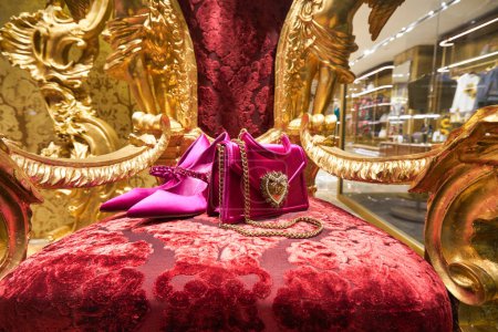 Téléchargez les photos : HONG KONG, CHINE - CIRCA DÉCEMBRE 2019 : plan rapproché du sac à main exposé au magasin Dolce & Gabbana à Hong Kong - en image libre de droit