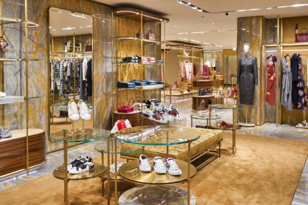 Téléchargez les photos : HONG KONG, CHINE - CIRCA DÉCEMBRE 2019 : plan intérieur du magasin Dolce & Gabbana à Hong Kong - en image libre de droit