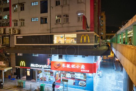 Foto de HONG KONG, CHINA - CIRCA DICIEMBRE DE 2019: exterior del restaurante McDonald 's en Hong Kong. McDonald 's es mejor conocido por sus hamburguesas, hamburguesas con queso y papas fritas. - Imagen libre de derechos