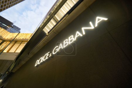 Téléchargez les photos : HONG KONG - CIRCA DÉCEMBRE 2019 : Panneau Dolce & Gabbana vu dans un magasin à Hong Kong. - en image libre de droit