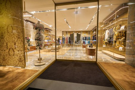 Téléchargez les photos : HONG KONG - CIRCA DÉCEMBRE 2019 : entrée au magasin Dolce & Gabbana à Hong Kong. - en image libre de droit