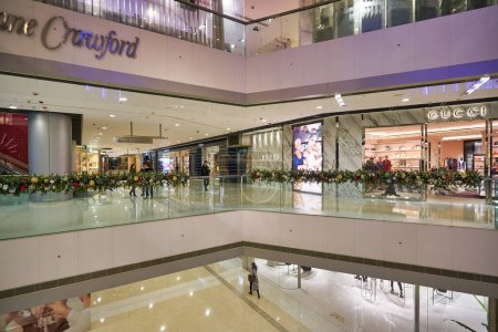 Téléchargez les photos : HONG KONG - CIRCA DÉCEMBRE 2019 : plan intérieur du centre commercial IFC, un centre commercial de luxe de 4 étages, avec de nombreuses marques de luxe et une grande variété de restaurants. - en image libre de droit