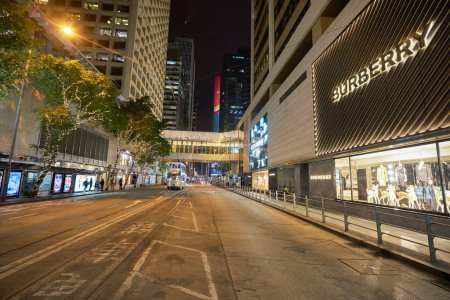 Foto de HONG KONG - CIRCA DICIEMBRE, 2019: vista a nivel de calle de Hong Kong por la noche. - Imagen libre de derechos