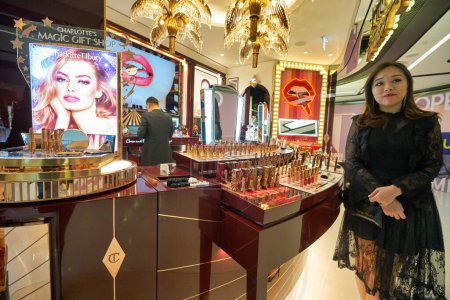 Foto de HONG KONG - CIRCA DICIEMBRE DE 2019: Charlotte Tilbury exhibe productos de maquillaje en la tienda Charlotte Tilbury en el centro comercial en el centro de la ciudad de Sha Tin. - Imagen libre de derechos
