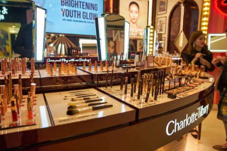 Foto de HONG KONG - CIRCA DICIEMBRE DE 2019: Charlotte Tilbury exhibe productos de maquillaje en la tienda Charlotte Tilbury en el centro comercial en el centro de la ciudad de Sha Tin. - Imagen libre de derechos
