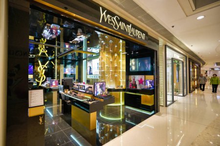 Foto de HONG KONG - CIRCA DICIEMBRE, 2019: productos de maquillaje en exhibición en la tienda Yves Saint Laurent en el centro comercial Elements en Hong Kong. - Imagen libre de derechos