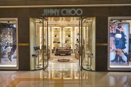 Téléchargez les photos : HONG KONG - CIRCA DÉCEMBRE 2019 : entrée du magasin Jimmy Choo au centre commercial Elements à Hong Kong. - en image libre de droit