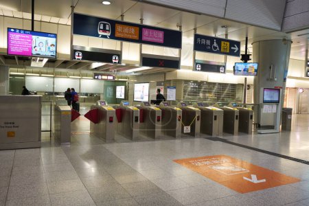 Téléchargez les photos : HONG KONG - CIRCA DÉCEMBRE 2019 : Portes de métro bipartes vues à la station MTR à Hong Kong. Le Mass Transit Railway (MTR) est un important réseau de transport public desservant Hong Kong.. - en image libre de droit