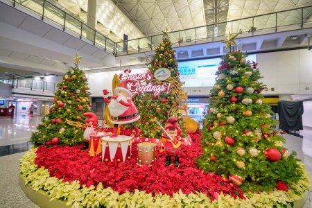 Téléchargez les photos : HONG KONG - CIRCA DÉCEMBRE 2019 : Installation de Noël dans le terminal 1 de l'aéroport international de Hong Kong. - en image libre de droit