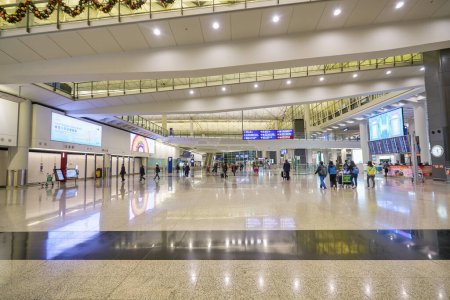 Foto de HONG KONG - CIRCA DICIEMBRE de 2019: plano interior de la Terminal 1 del Aeropuerto Internacional de Hong Kong. - Imagen libre de derechos