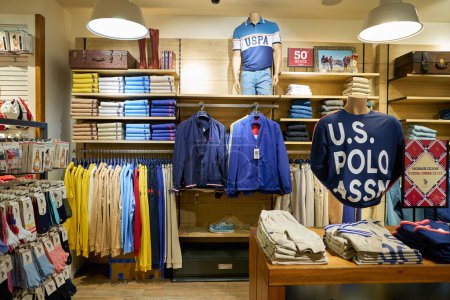 Foto de SAN PETERSBURG, RUSIA - CIRCA SEPTIEMBRE, 2022: plano interior de la tienda Polo Assn de EE.UU. - Imagen libre de derechos