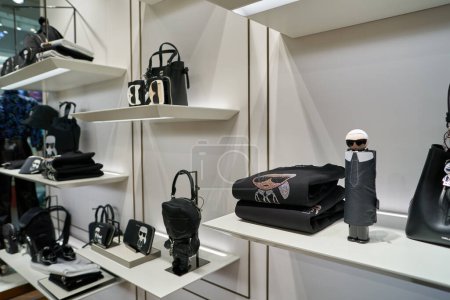 Téléchargez les photos : SAINT PETERSBURG, RUSSIE - CIRCA SEPTEMBRE 2022 : plan intérieur du magasin Karl Lagerfeld. - en image libre de droit