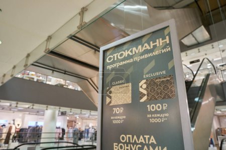 Téléchargez les photos : SAINT PETERSBURG, RUSSIE - CIRCA SEPTEMBRE 2022 : plan rapproché de la pancarte Stockmann vue au centre commercial Nevsky - en image libre de droit