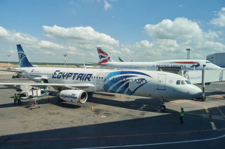 Téléchargez les photos : MOSCOU, RUSSIE - CIRCA JUIN 2015 : Egyptair Airbus A321-200 sur l'aire de trafic de l'aéroport de Moscou Domodedovo. - en image libre de droit