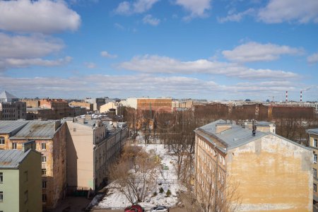 Téléchargez les photos : SAINT PETERSBURG, RUSSIE - CIRCA AVRIL 2017 : vue sur la ville depuis un toit le jour. - en image libre de droit