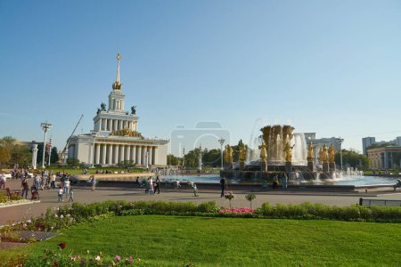 Téléchargez les photos : MOSCOU, RUSSIE - CIRCA SEPTEMBRE 2018 : Vue au niveau de la rue de la fontaine de l'amitié des peuples à l'exposition des réalisations de l'économie nationale à Moscou. - en image libre de droit