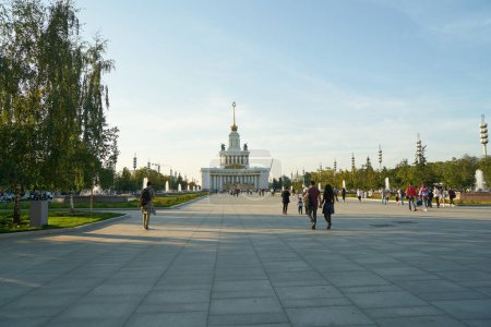 Téléchargez les photos : MOSCOU, RUSSIE - CIRCA SEPTEMBRE 2018 : Vue au niveau de la rue de l'exposition des réalisations de l'économie nationale à Moscou. - en image libre de droit