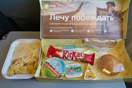 Foto de MOSCÚ, RUSIA - CIRCA SEPTIEMBRE, 2018: comida servida en clase económica de S7 Airlines. - Imagen libre de derechos