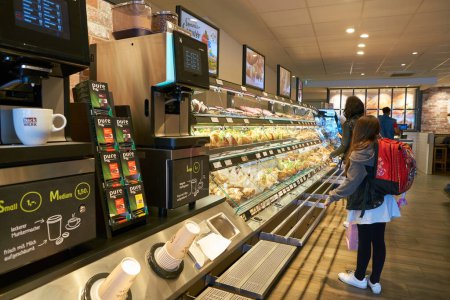 Foto de COLOGNE, ALEMANIA - CIRCA SEPTIEMBRE, 2018: Cafetera WMF 5000 S vista en la panadería de autoservicio BackWerk en Colonia. - Imagen libre de derechos