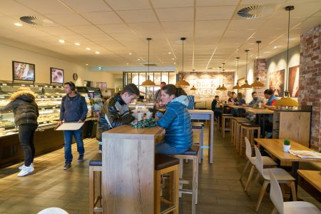 Foto de COLOGNE, ALEMANIA - CIRCA SEPTIEMBRE, 2018: plano interior de la panadería de autoservicio BackWerk en Colonia. - Imagen libre de derechos